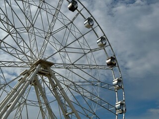 Obraz premium Ferris wheel on the background of blue sky in summer. High quality photo