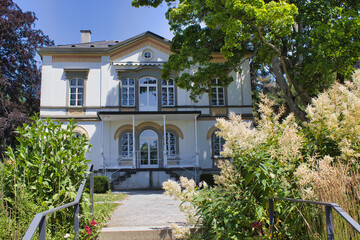 uberlingen bodensee landschaft white house behind flowers and trees