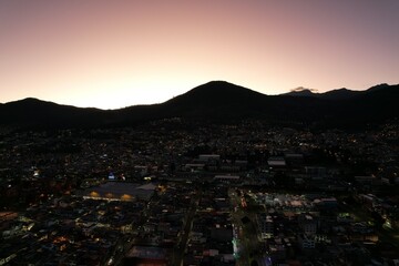 anochecer en la ciudad 