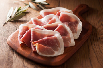 【生ハム】しっとり肉質で芳香な風味がワインと相性の良い生ハムです。