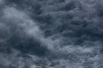 Obraz premium stormy dramatic textured sky. thick billowing grey impenetrable clouds. artistic photo of natural cloudscape for moody background or backdrop