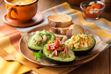 【アボカドサラダ】器に見立てたアボカドにトマトや海老・玉子などを盛り付けました。栄養豊富なアボカドをたっぷり楽しめるサラダです。