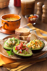 【アボカドサラダ】器に見立てたアボカドにトマトや海老・玉子などを盛り付けました。栄養豊富なアボカドをたっぷり楽しめるサラダです。