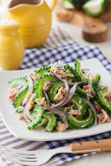 【ゴーヤとツナのサラダ】さっと茹でたゴーヤを紫玉葱とツナで和えた簡単サラダです。夏に食べたいシャキシャキ食感と苦味が嬉しい一品です。