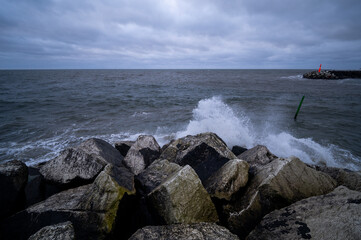 Wasser bricht an K&uuml;ste