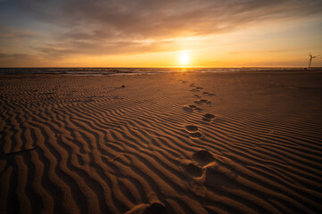 Sonnenuntergang an der Nordsee mit Dünenlandschaft