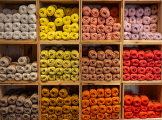 Estantes llenos de ovillos de fibras  textiles, ,  para tejer punto, coser o hacer ganchillo. 