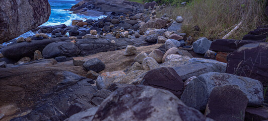 pedras em praia no norte da ilha de Florianópolis