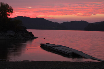 湖の桟橋と夕焼け