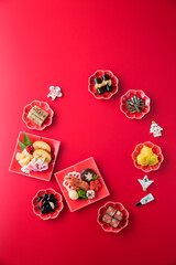 【おせち料理】新年をお祝いするお正月。食材ひとつひとつに健康や繁栄の願いが込められたおせち料理。車海老・くわい・椎茸・蓮根・京人参・鞠麩が入った海老と野菜のうま煮。数の子。昆布巻き。伊達巻。紅白蒲鉾。菊花かぶ。牛肉の紅白巻き。田作り。黒豆。いくら。栗きんとん。たたきごぼう。