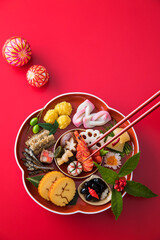 【おせち料理】新年をお祝いするお正月。食材ひとつひとつに健康や繁栄の願いが込められたおせち料理。車海老・くわい・椎茸・蓮根・京人参・鞠麩が入った海老と野菜のうま煮。数の子。昆布巻き。伊達巻。紅白蒲鉾。菊花かぶ。牛肉の紅白巻き。田作り。黒豆。いくら。栗きんとん。たたきごぼう。