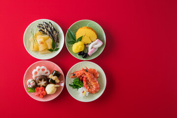 【おせち料理】新年をお祝いするお正月。食材ひとつひとつに健康や繁栄の願いが込められたおせち料理。茸・蓮根・京人参・昆布巻き・鞠麩が入った野菜のうま煮。数の子・田作り。車海老・菜の花・菊花かぶ。たたきごぼう・牛肉の紅白巻き。