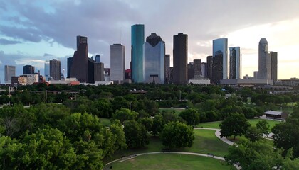 Naklejka premium City skyline at dusk, park foreground