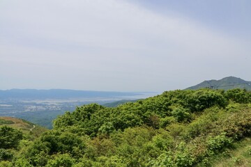 春の佐渡島。トンデン山荘より国中平野と真野湾を望む。
