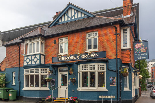 The Rose and Crown pub, Mendy Street, High Wycombe, Buckinghamshire, England.