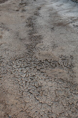 Risse und Furchen im Lehmboden
