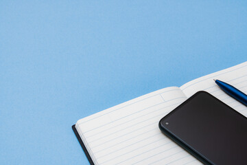 ノートとスマートフォンとペンによるシンプルな学習イメージ