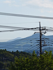 夏の午後、山と電線