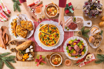 【カジュアルに楽しむクリスマスの食卓】二人で楽しむクリスマス。ローストチキン・ブロッコリーのキッシュ・ローストビーフのサラダ・ミネステローネ・チーズ・オードブル。カジュアルなディナー風景。