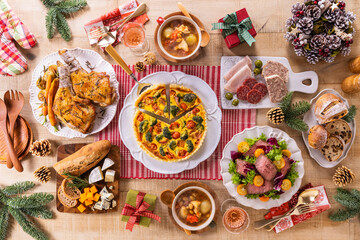 【カジュアルに楽しむクリスマスの食卓】二人で楽しむクリスマス。ローストチキン・ブロッコリーのキッシュ・ローストビーフのサラダ・ミネステローネ・チーズ・オードブル。カジュアルなディナー風景。