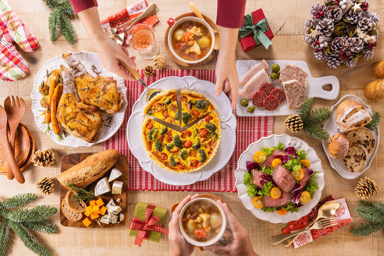 【カジュアルに楽しむクリスマスの食卓】二人で楽しむクリスマス。ローストチキン・ブロッコリーのキッシュ・ローストビーフのサラダ・ミネステローネ・チーズ・オードブル。カジュアルなディナー風景。