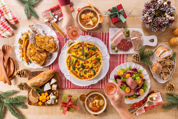 【カジュアルに楽しむクリスマスの食卓】二人で楽しむクリスマス。ローストチキン・ブロッコリーのキッシュ・ローストビーフのサラダ・ミネステローネ・チーズ・オードブル。カジュアルなディナー風景。
