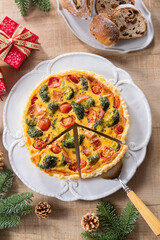 【トマトとブロッコリーのキッシュ】トマトとブロッコリーの彩り豊かなキッシュです。クリスマスのテーブルを賑やかにする一品です。