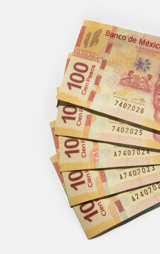 Billetes de 100 pesos mexicanos sobre fondo blanco

100 Mexican peso bills on a white background
