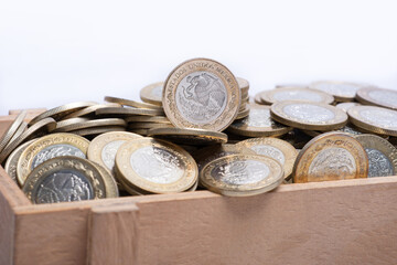 Caja de dinero, monedas mexicanas dentro de una caja

Boxes of money, Mexican coins inside a box.
