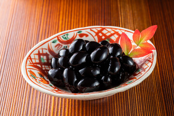 【おせち料理/黒豆】新年をお祝いするお正月にいただくおせち料理。黒豆。日に焼けて黒くなるほど勤勉(まめ)に働けるようにという願いが込められています。