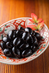 【おせち料理/黒豆】新年をお祝いするお正月にいただくおせち料理。黒豆。日に焼けて黒くなるほど勤勉(まめ)に働けるようにという願いが込められています。
