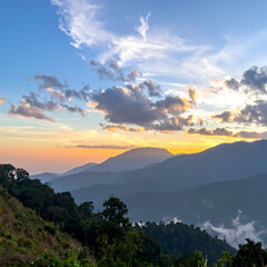 Obraz premium Sunset over mountain range landscape