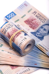 Billetes de 500 pesos sobre un fondo blanco

500 peso bills on a white background