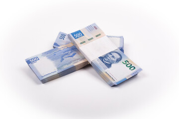 3 fajos de billetes mexicanos de 500 pesos sobre un fondo blanco.

3 bundles of Mexican 500 peso bills on a white background