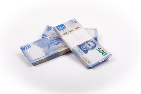 3 fajos de billetes mexicanos de 500 pesos sobre un fondo blanco.

3 bundles of Mexican 500 peso bills on a white background