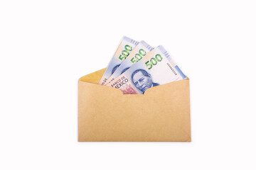 Sobre amarillo con billetes de 500 pesos mexicanos visto de frente.

Envelope with 500 Mexican peso bills seen from the front.