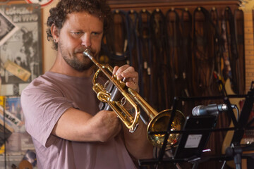 Obraz premium One handed trumpet player performing with his band