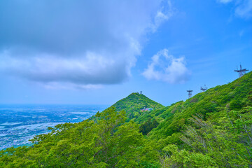 春の茨城県つくば市の筑波山 女体山頂から西側の男体山方面を見る