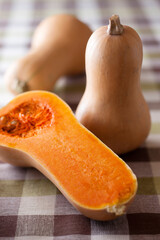 【バターナッツ】ひょうたん形のキュートなバターナッツ。甘くてコクがありバターを感じさせるような味わいです。