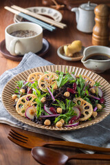 【レンコンとひじきのサラダ 】きつね色に揚げたレンコンと水菜、赤大根、レッドキドニービーンズ、ひよこ豆、ひじきを和えたサラダです。生姜ドレシングで楽しむサラダです。 © FOODPHOTO