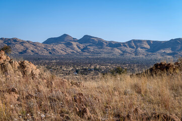Paysage aride et montagneux de la Namibie durant la saison sèche