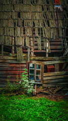 Stara rozwalajaca sie górska chata