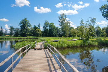 Obraz premium Wooden bridge over the pond in the park