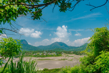 Monta&ntilde;as y nubes 