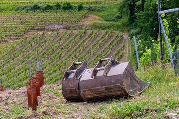 Des godets en réserve : les équipements de terrassement sont rangés près du chantier dans le vignoble alsacien