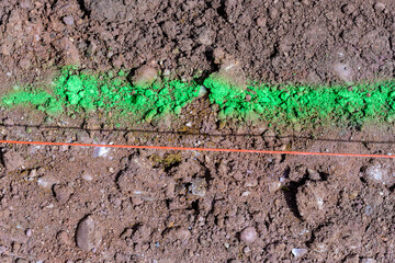 Fil à plomb et repère peint : recherche de la précision lors des travaux de construction