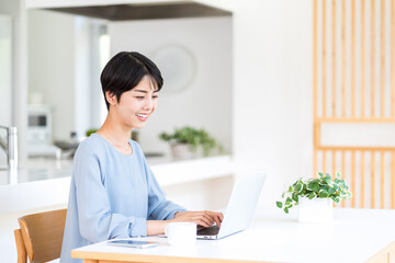 リビングでくつろぐ主婦。