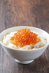 日本の美味しいイクラの醤油漬けご飯