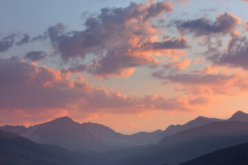 Obraz premium experience breathtaking beauty of summer sunrises and sunsets over majestic mountains