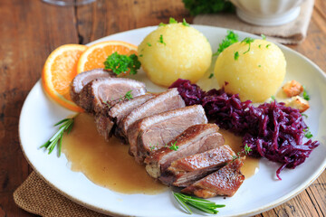Gänsebrust mit Rotkohl und Knödel 
